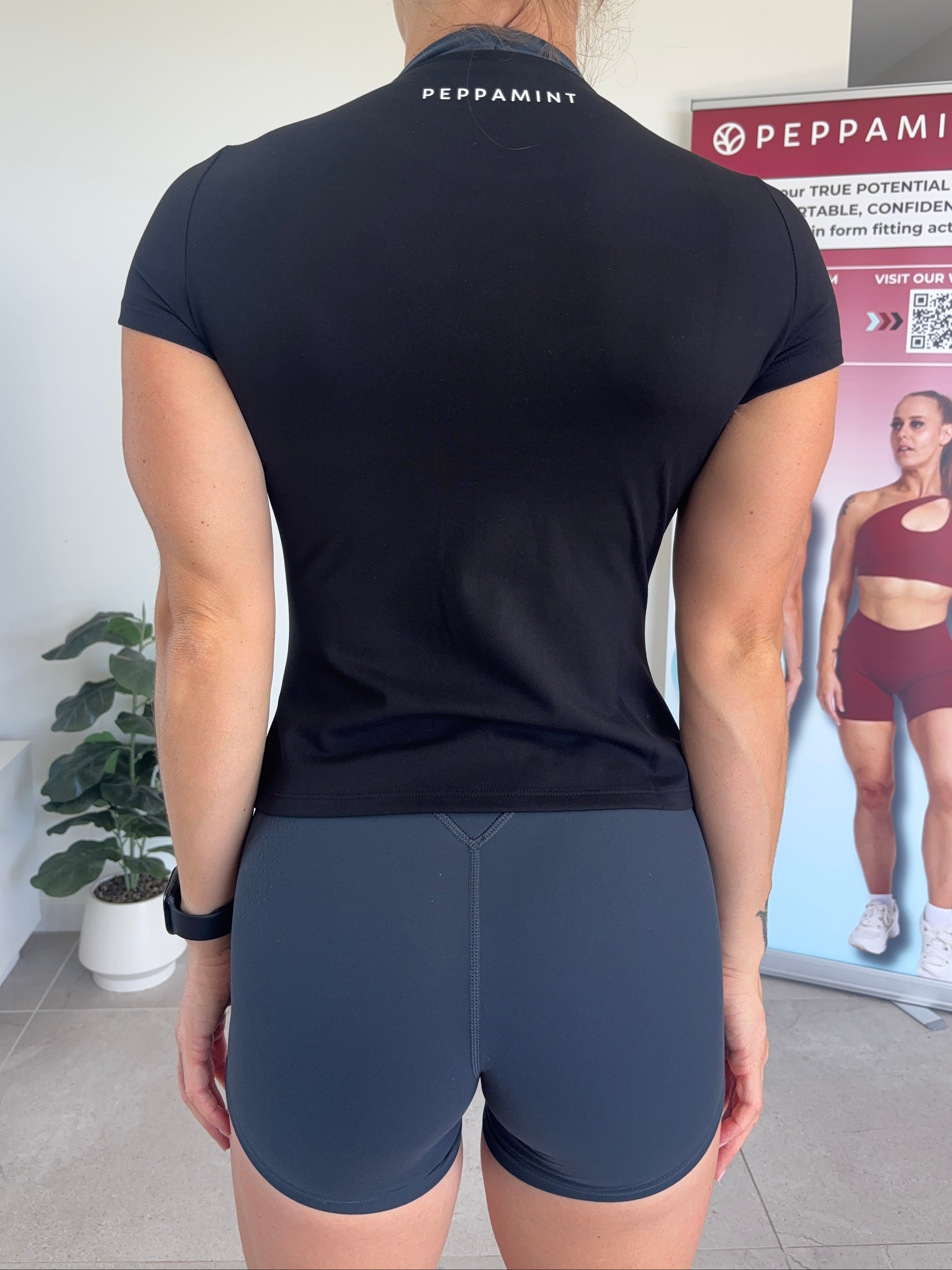 T-shirt - Black - Size S