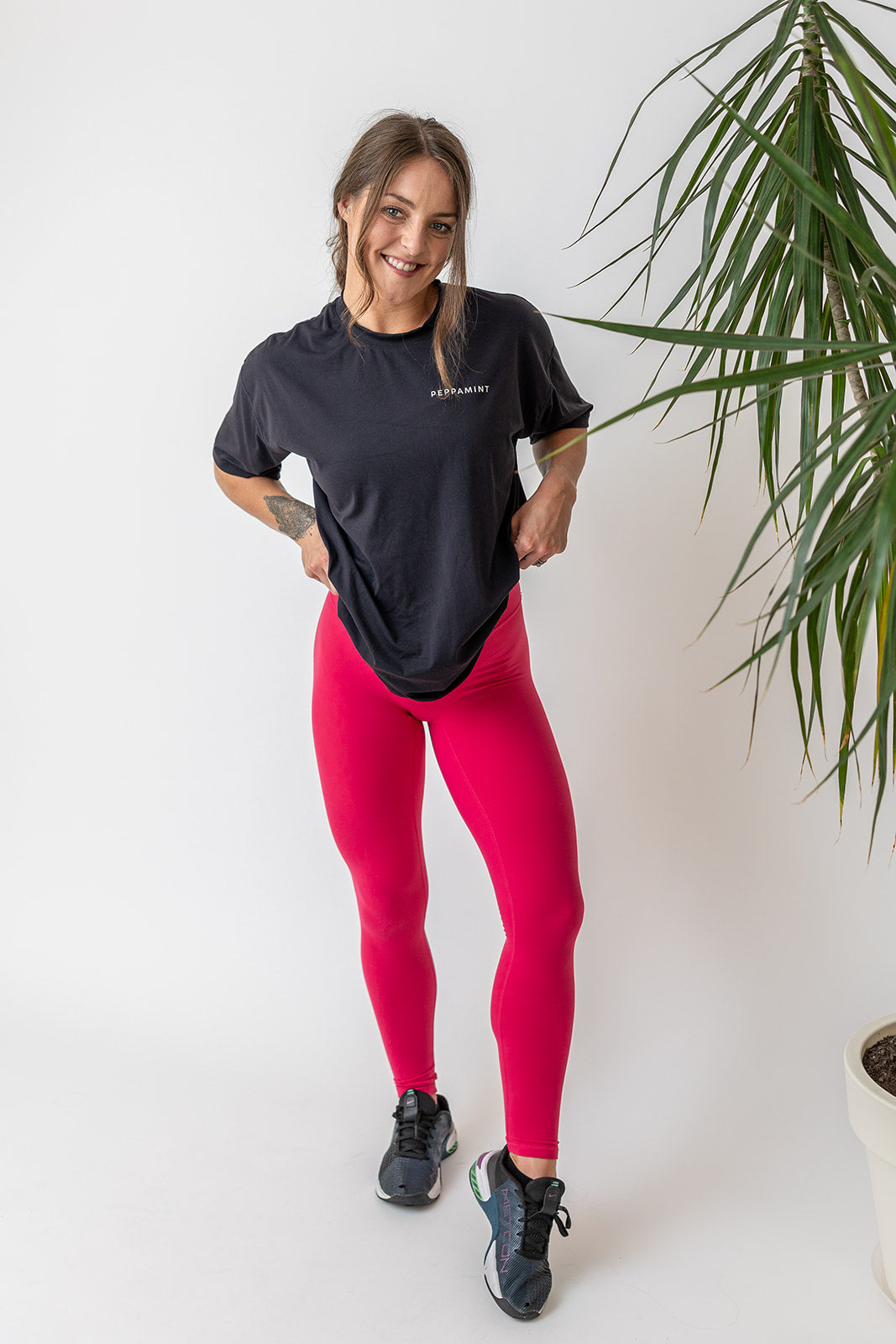 buttery soft tights with seamless front rise in pinkish/red colour with soft v shape front rise