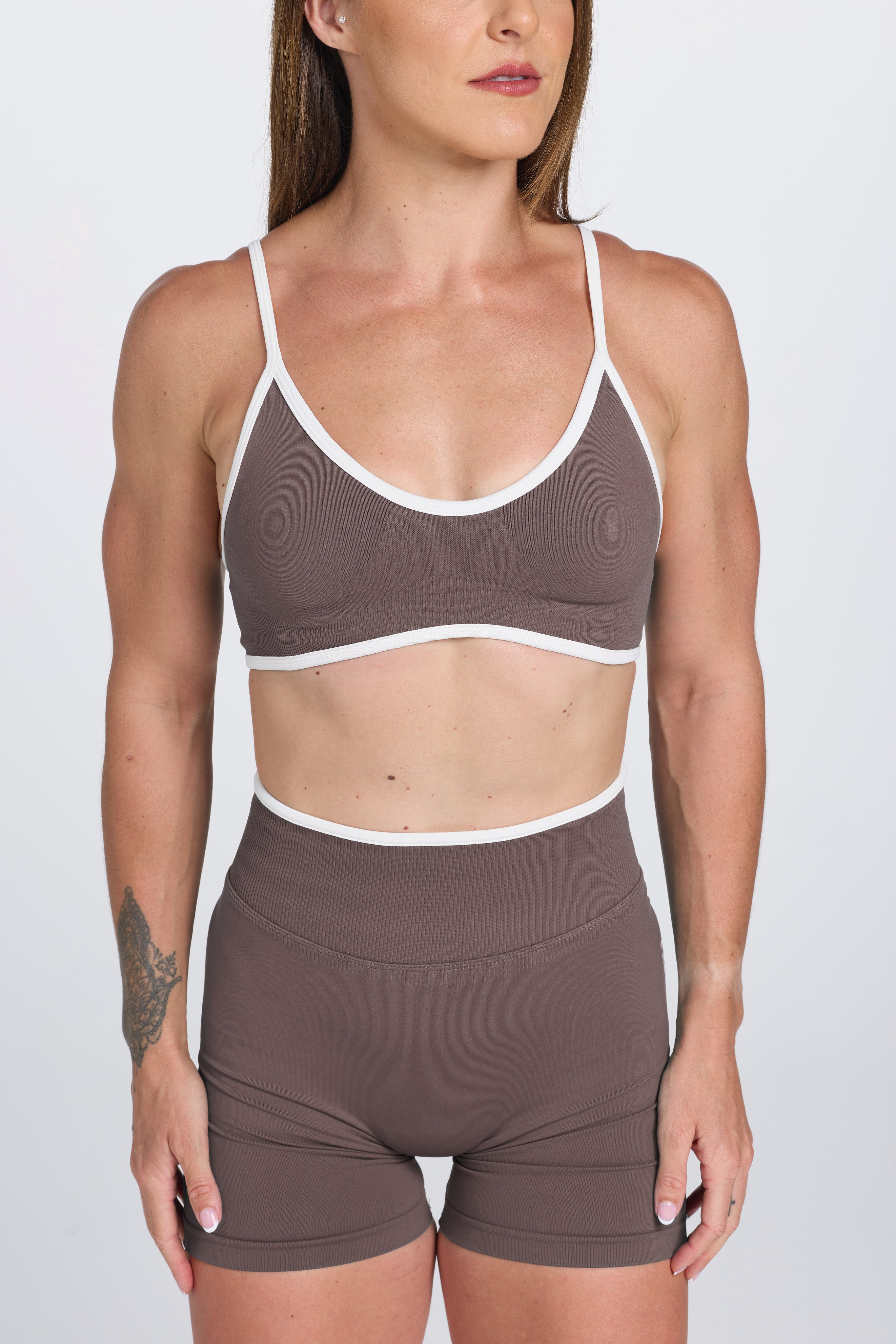 Seamless gym bra, with luxe white trim and adjustable back straps paired with high waisted booty sculpting shorts in Mocha.