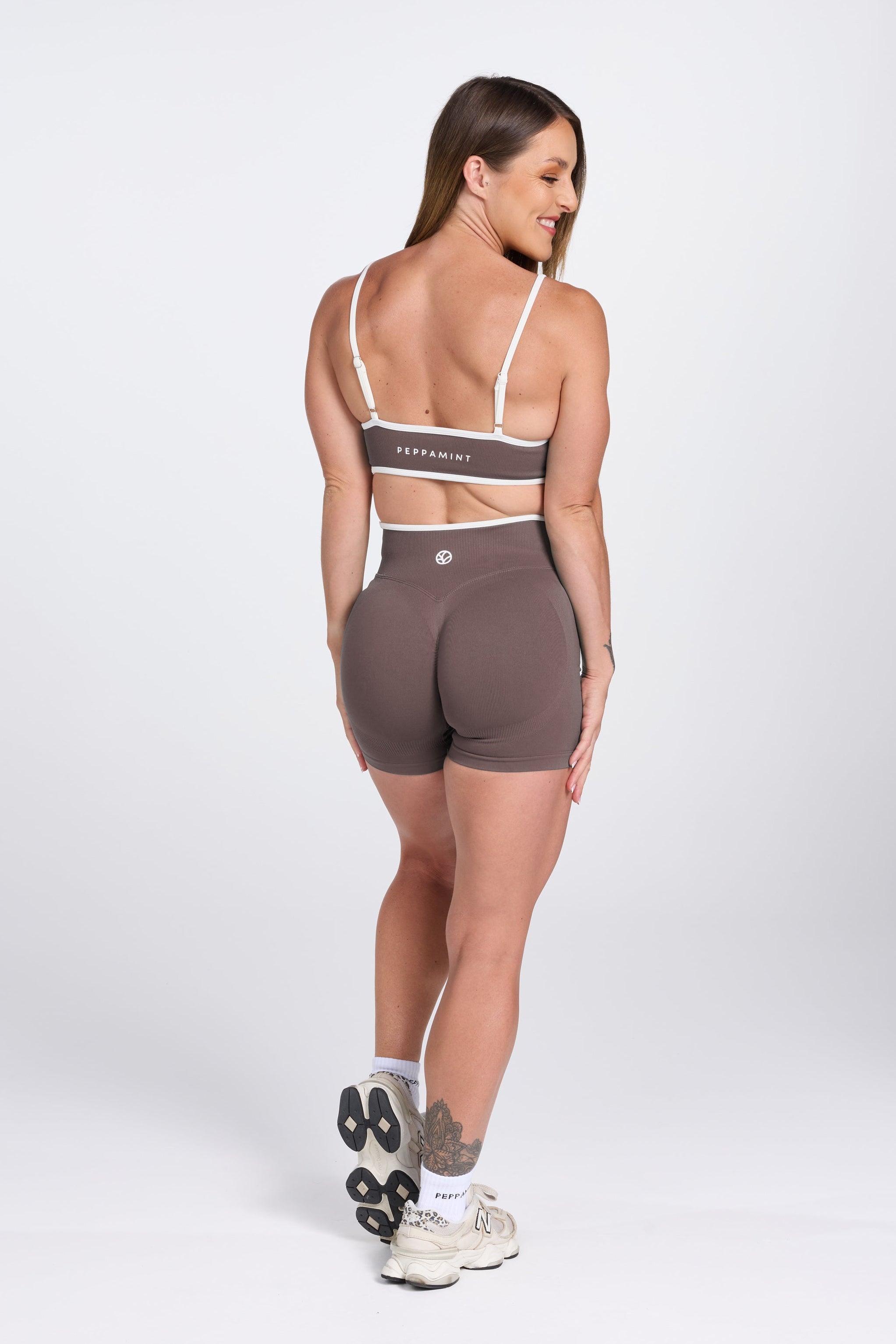 Seamless gym bra, with luxe white trim and adjustable back straps paired with high waisted booty sculpting shorts in Mocha.