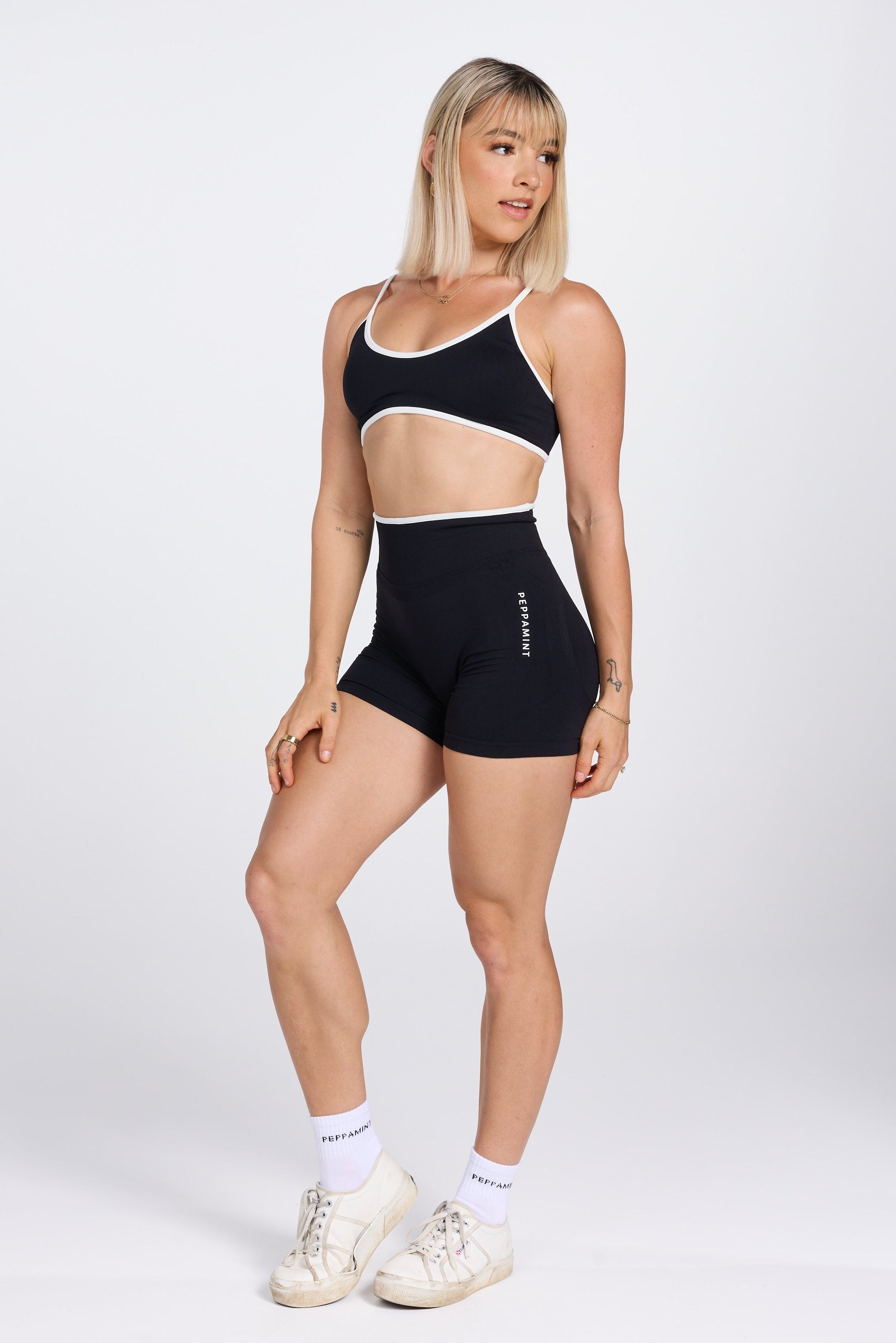 Seamless gym bra, with luxe white trim and adjustable back straps in black colour.