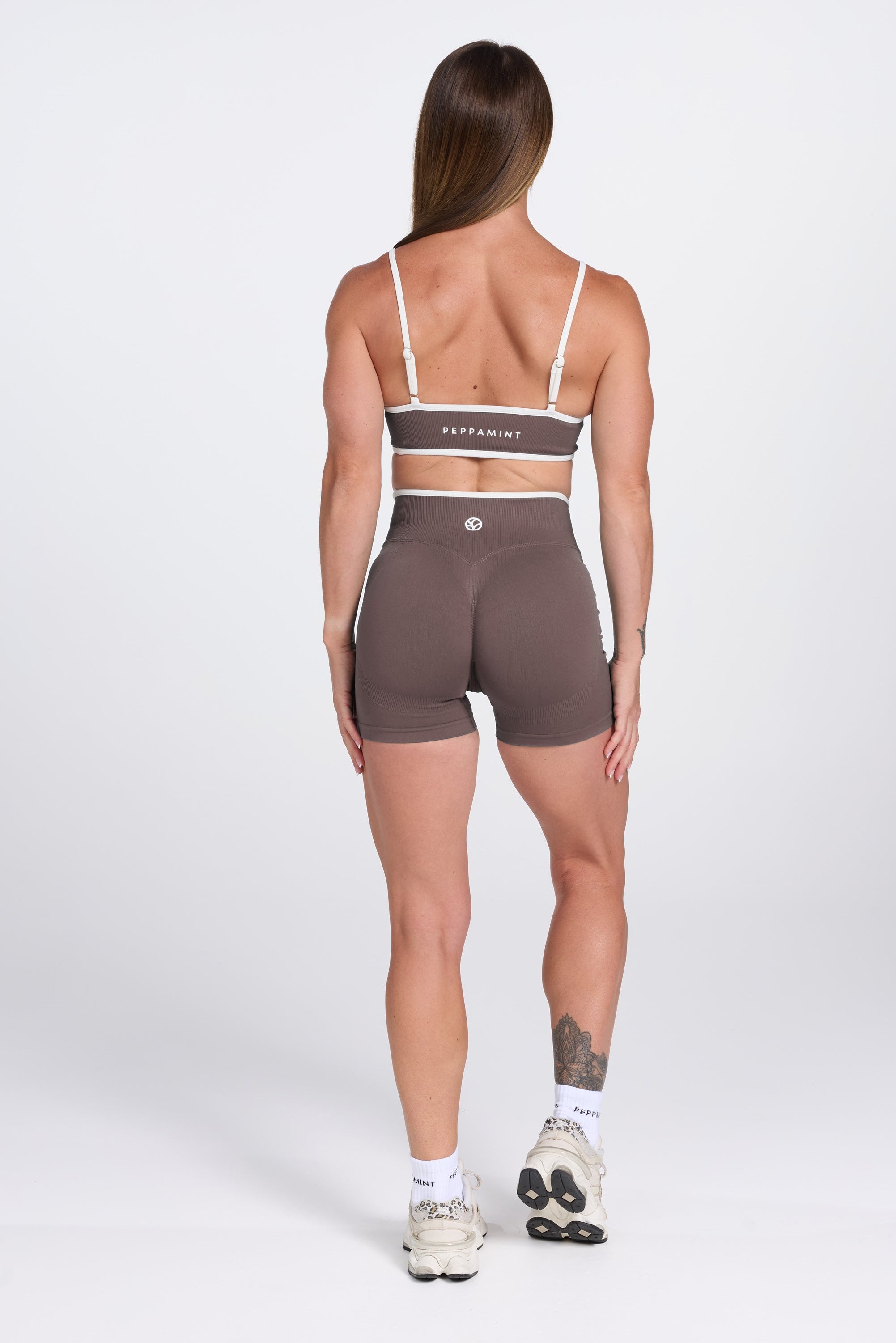 Seamless gym bra, with luxe white trim and adjustable back straps paired with high waisted booty sculpting shorts in Mocha.
