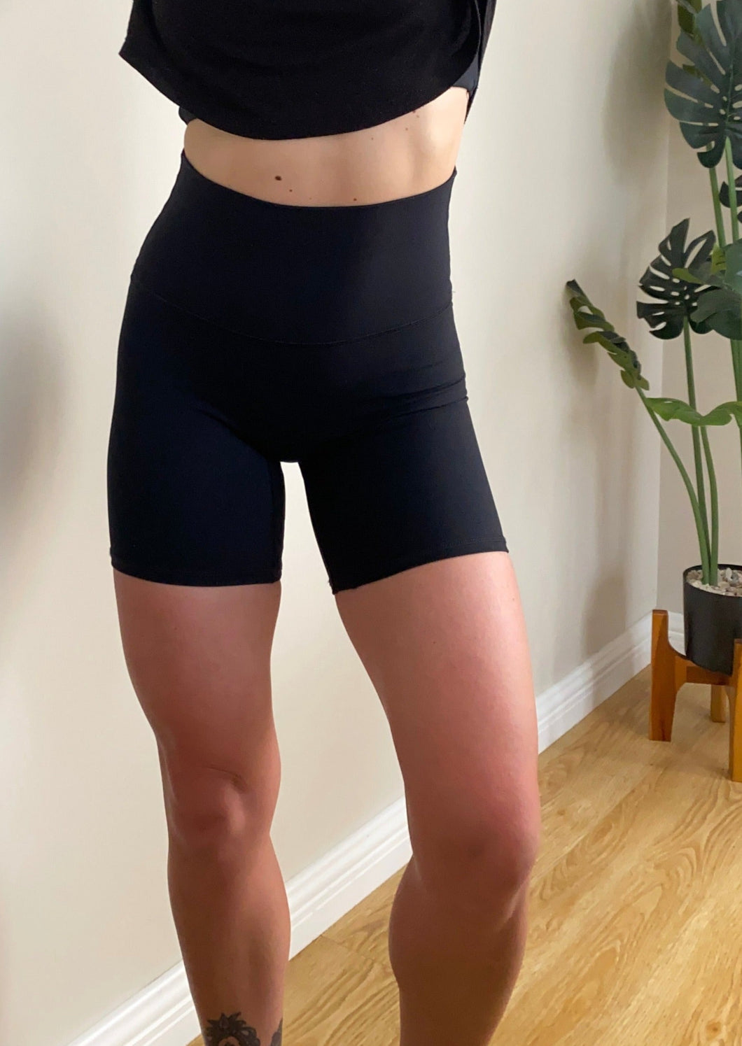 Mid length shorts in black with thick brushed fabric, with seamless front rise, extra high waistband waistband and silicon subtle logo